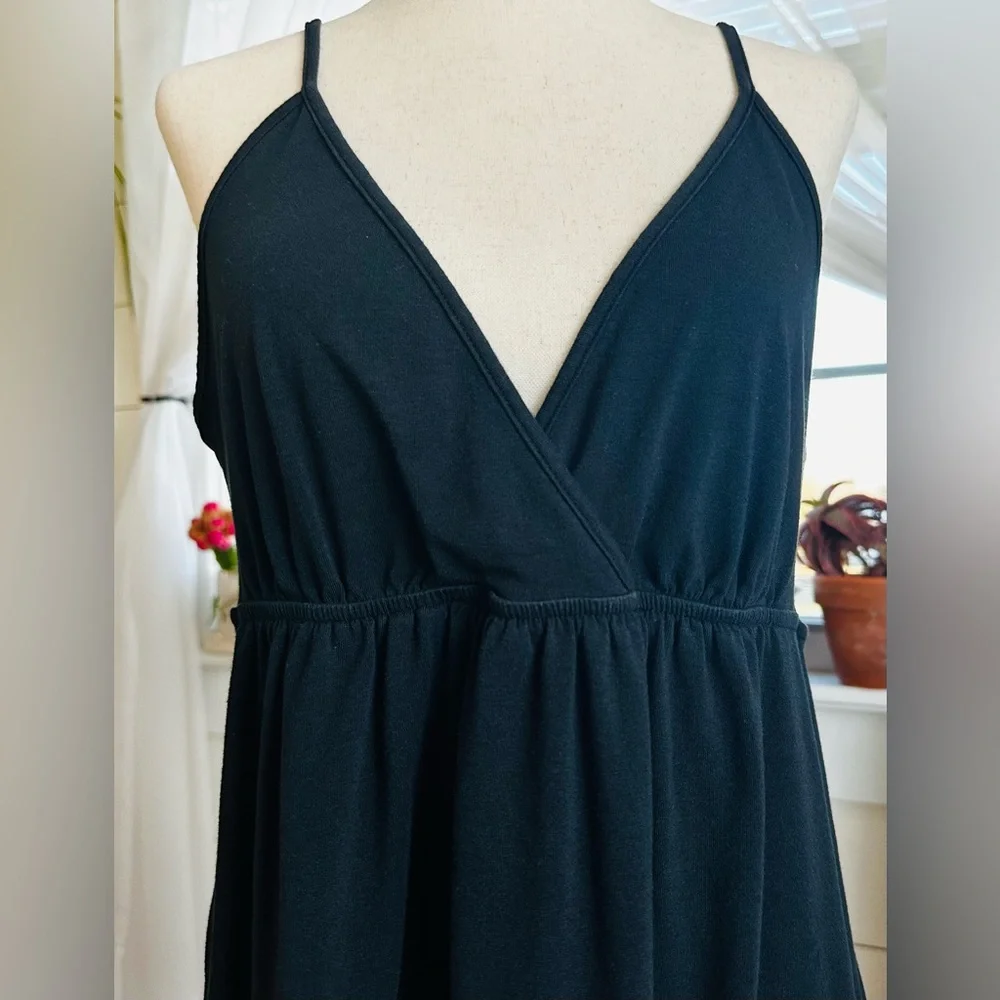 Express black v-neck empire-waist tank top. Size: Large